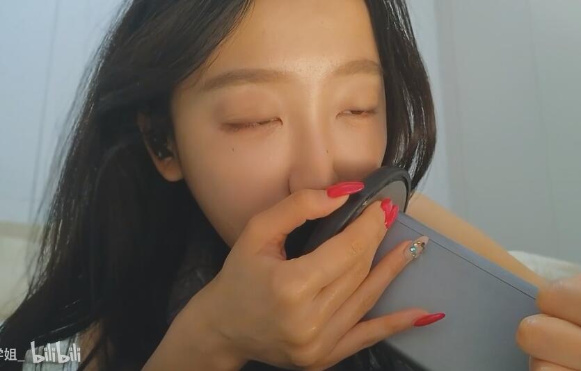 超越ASMR:B站酥酥学姐如何用“伪互动”打造沉浸式哄睡体验?