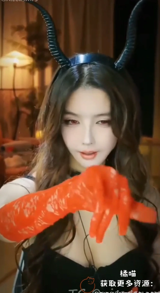 斗鱼大艺术嘉的“女魔王”为何能火?解析《红色蕾丝手套》背后的角色塑造心理学