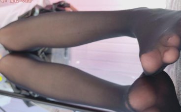 “解构‘黑巧踩脸’现象：梵拉valar《爱丽丝》背后的Z世代感官经济学”